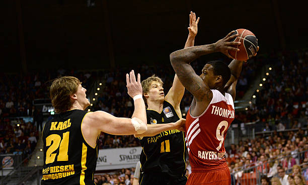 辽沪之战太惨烈!韩德君膝盖+血布拉伤伤退,张镇麟更衣室冰敷!.